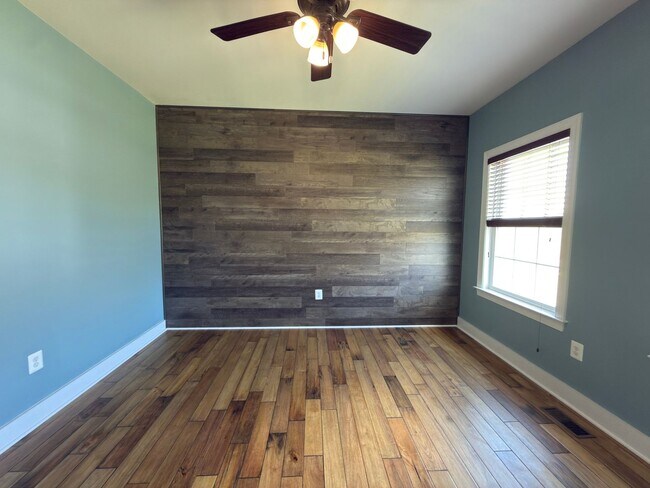 Building Photo - Spacious 4 Bed 3.5 Bath Home in Round Hill VA For Rent!