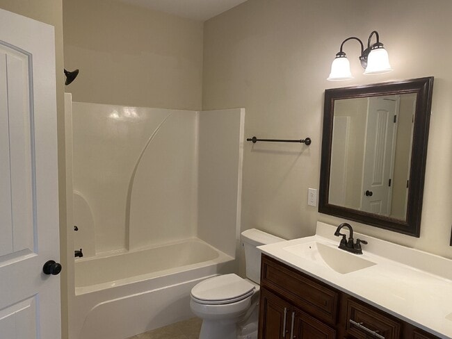 Building Photo - Contemporary 3BD 2 BA Home