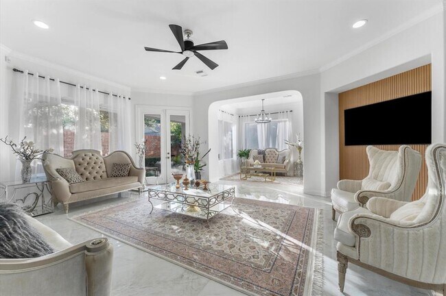 Building Photo - 2723 Tudor Manor
