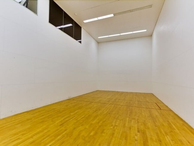 Building Photo - 2 bedroom downtown, 2 bath and 2 parking s...