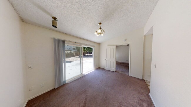 Building Photo - 5BD/2BA, Huge Yard!