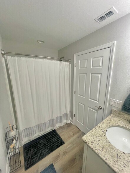 Building Photo - 1124 N Stella Ave