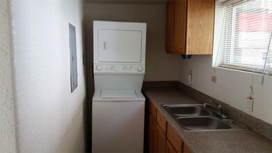 Building Photo - 3213 Center St NE