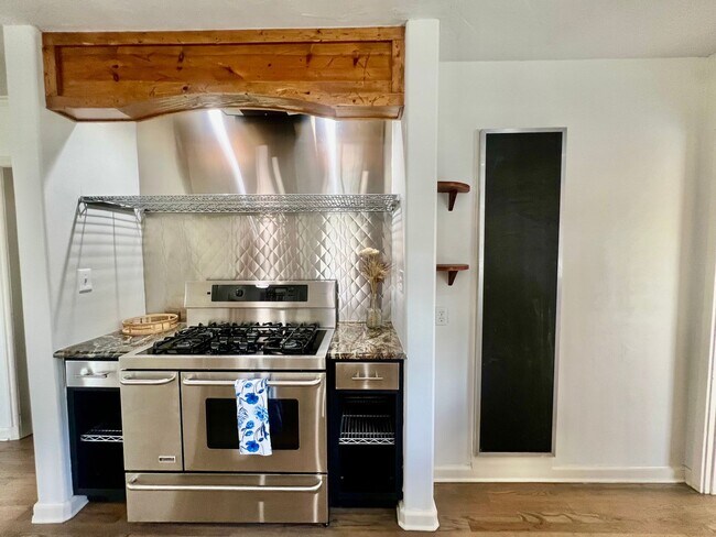 Building Photo - Move-in Ready Brookside Bungalow!
