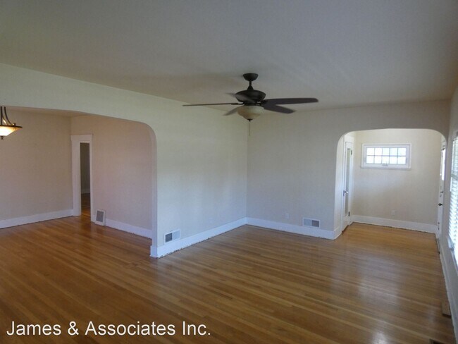 Building Photo - 3 br, 1 bath House - 221 W 9th Street