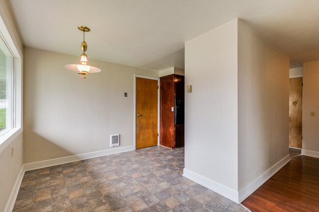 Building Photo - 3-Bedroom, 1-Bath duplex In Eugene South H...