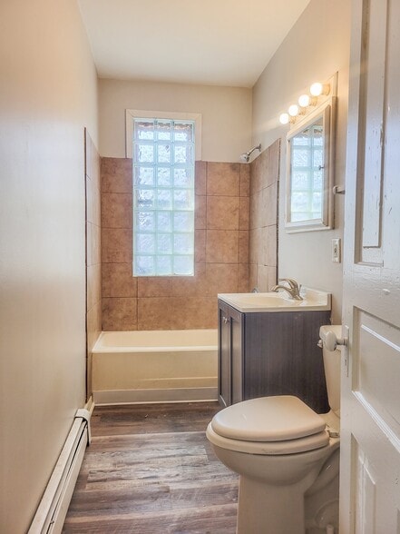 Building Photo - 644 Van Buren St NE