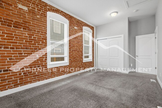 Building Photo - Charming Home with Washer/Dryer and Fenced Yard