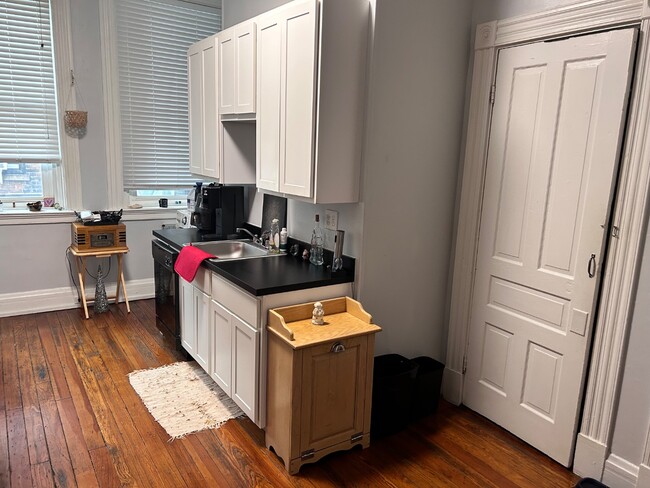 Building Photo - 24 W Court - Unit 3