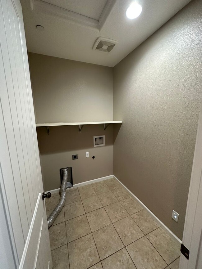 Building Photo - Beautiful 3 Bed 2 Bath House in a Great Lo...