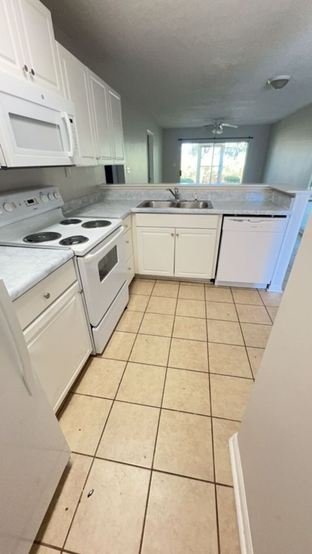 Building Photo - 2-Bedroom, 2-Bathroom Condo