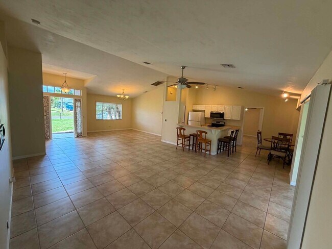 Building Photo - Your Dream Home Awaits in Port Charlotte!
