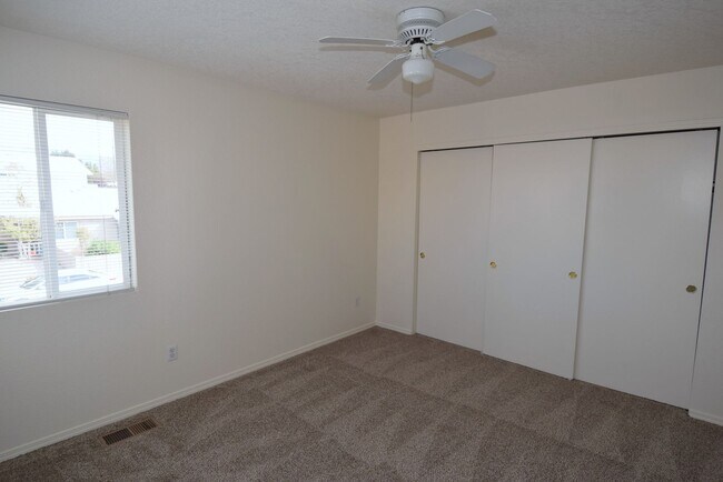 Building Photo - Great location! Nice 3Br, 2.5Ba Near Alame...