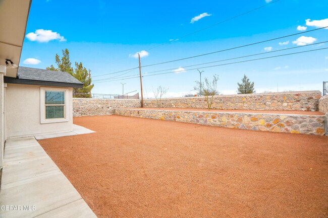 Building Photo - 854 Mallett St