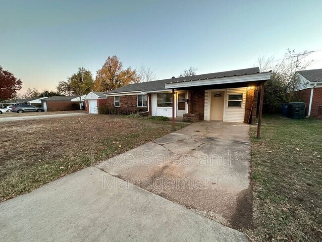 Building Photo - 116 W Rose Dr