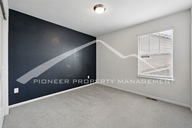 Building Photo - Spacious Home with Washer/Dryer and Centra...