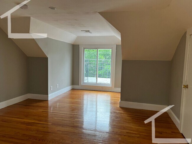 Building Photo - 152 Winchester St