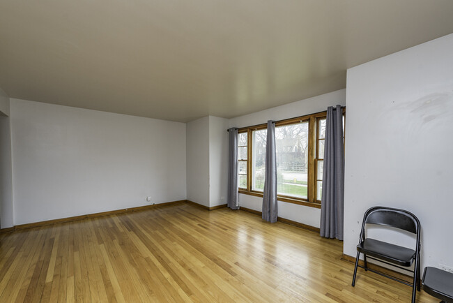Building Photo - 342 N Lewis Ave