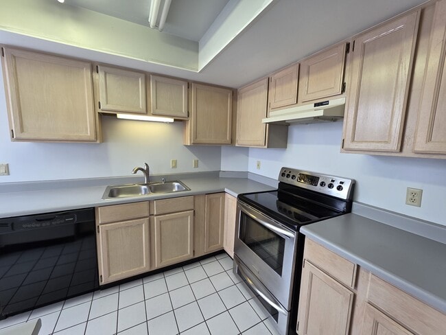 Building Photo - 1728 Edwards Dr