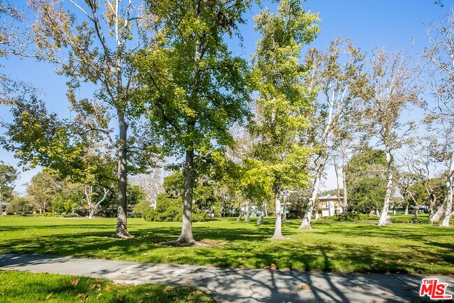 Building Photo - 5532 Village Green