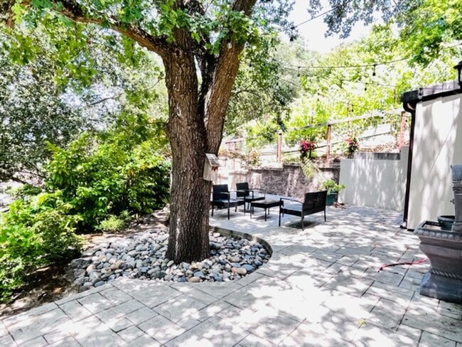 Building Photo - FURNISHED!!! Charming 2BD/1BA Single-Story...