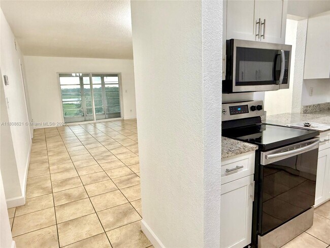 Building Photo - 2500 SW 81st Ave