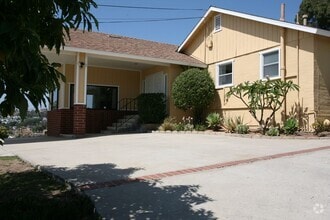 Building Photo - 3Br 2Ba Single Story Available Now!
