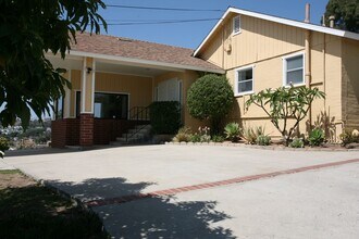 Building Photo - 3Br 2Ba Single Story Available Now!