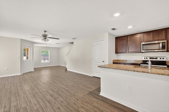 Building Photo - 3BR Townhome in Tavares with Open Floor Plan & Community Playground