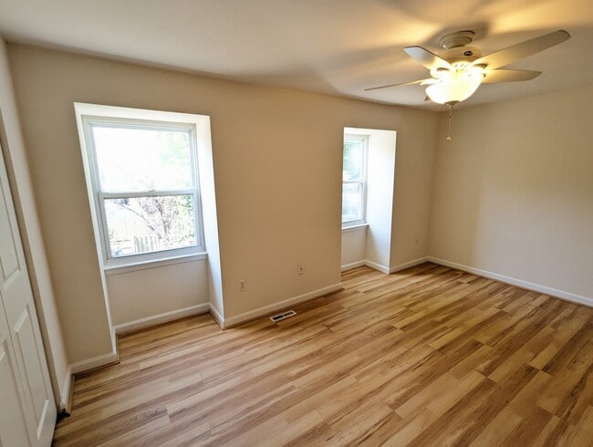 Building Photo - Charming two level townhouse in establishe...