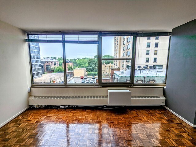 Building Photo - 360 W Wellington Ave