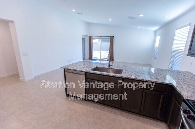 Building Photo - 305 Pinnacle Ridge Dr
