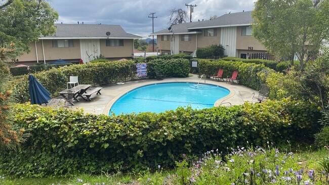 Building Photo - 770 E Mariposa St