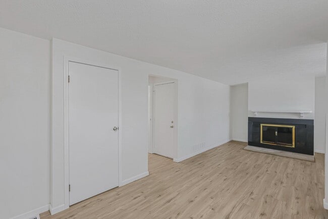 Building Photo - 874 Hilton Dr