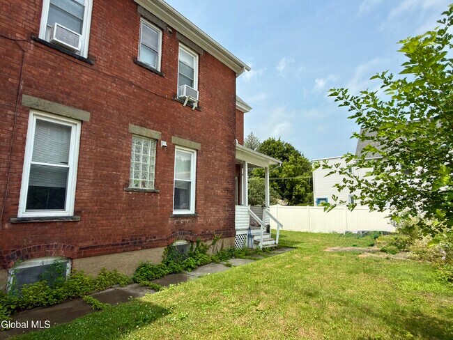 Building Photo - 606 Broadway