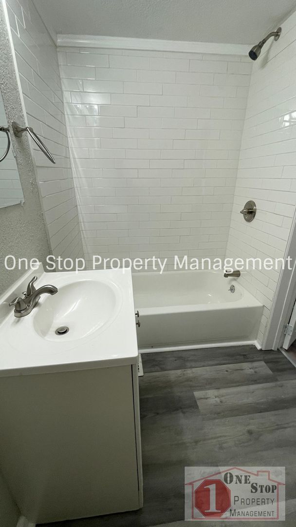 Building Photo - 4 Bedroom 2 bathroom in Kansas City!