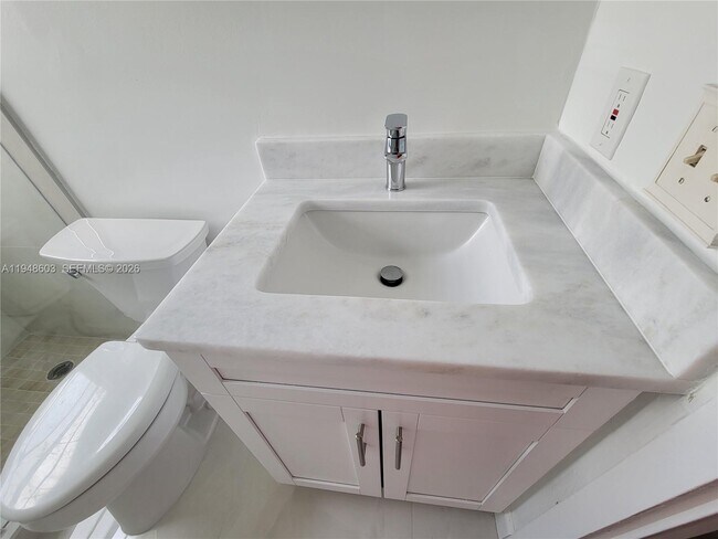 Building Photo - 196 Mansfield F