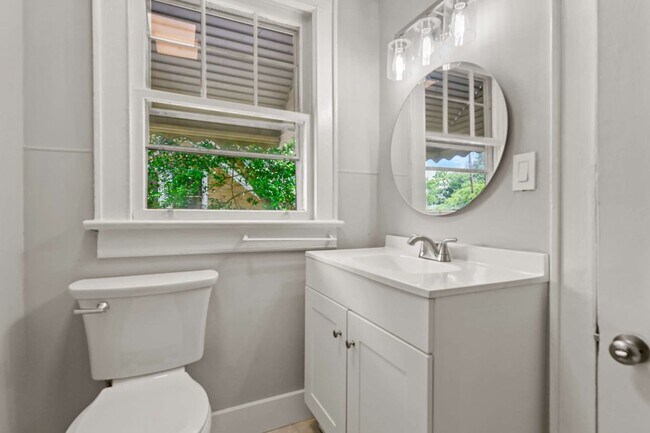 Building Photo - 3530 Admiral Dr