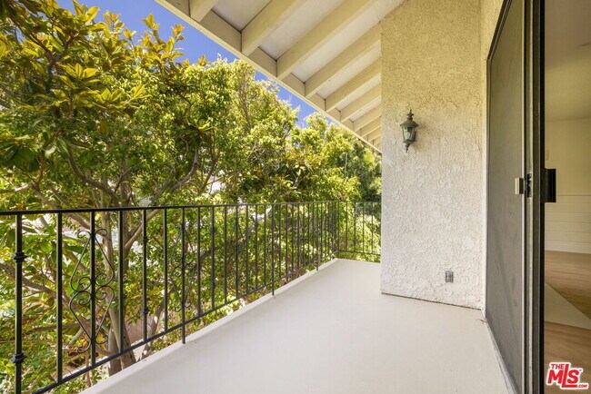 Building Photo - 502 San Vicente Blvd