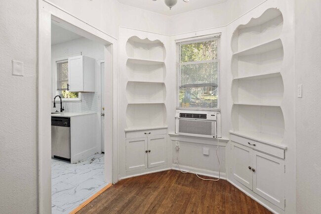 Building Photo - 202 E 31st St