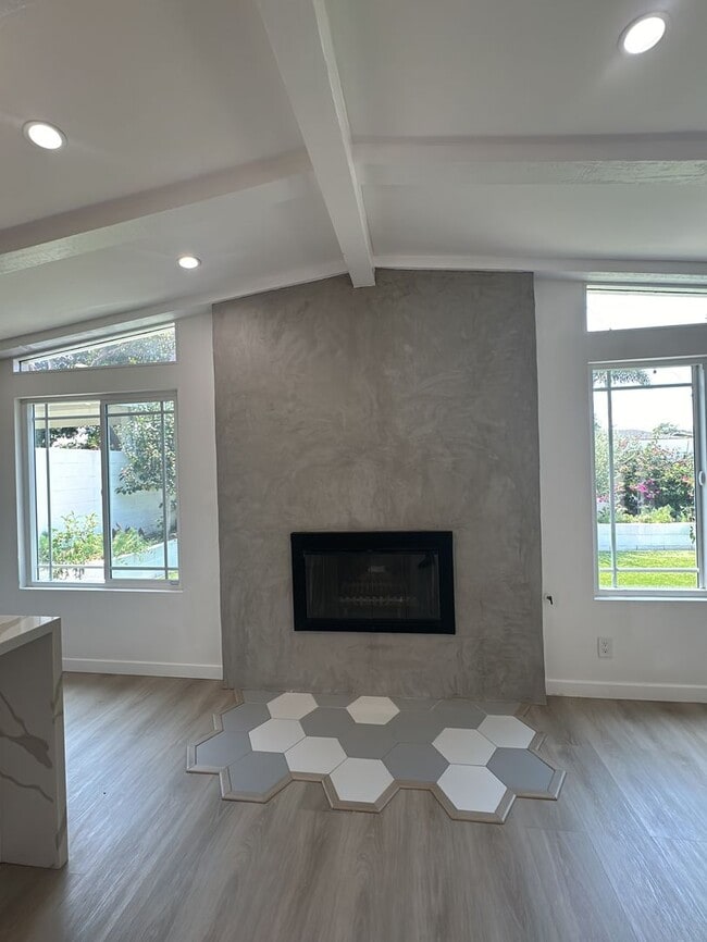 Building Photo - Spacious 3 Bed 3 Bathoom in Long Beach