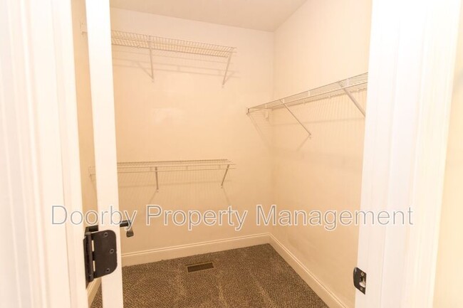 Building Photo - 4436 Oakwood Dr