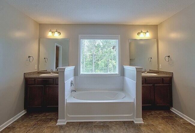 Building Photo - 1429 Evergreen Trl