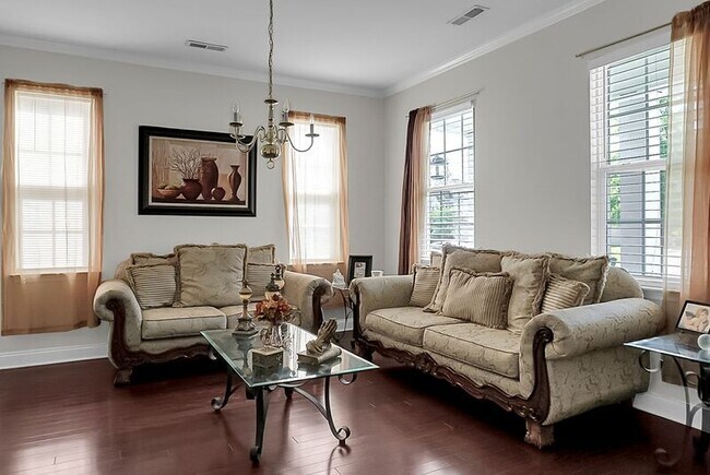 Building Photo - 334 Albrighton Way