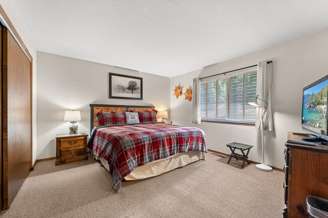 Building Photo - SKI LEASE: Ranch Home with Garage & Gas Fireplace!