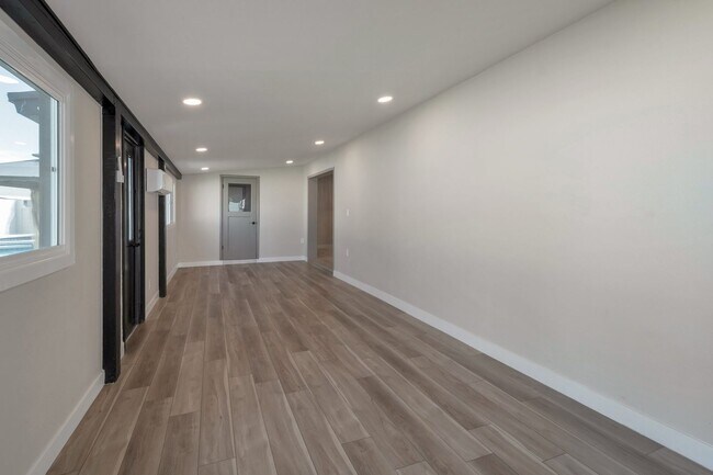 Building Photo - Super Nice Remodeled Home with Pool Close to ASU