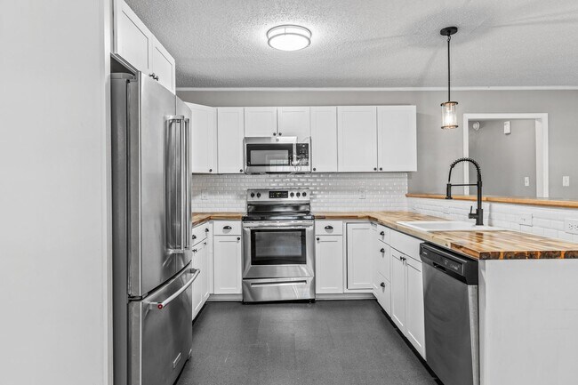 Building Photo - Cottage Charm Near Piney Green