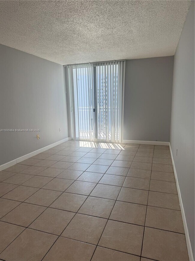 Building Photo - 800 N Miami Ave