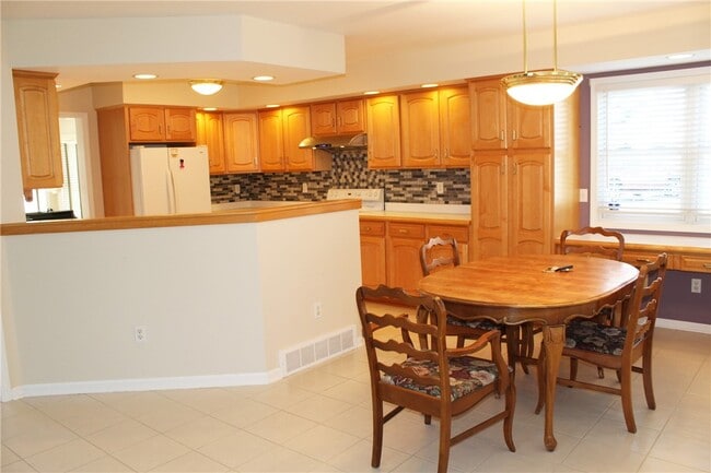 Building Photo - 121 Brittany Cir