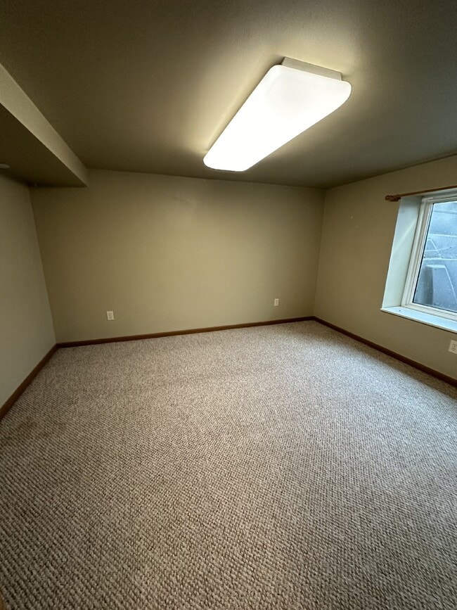 Building Photo - 4 Bed 2 Bath with AC close to UWEC!